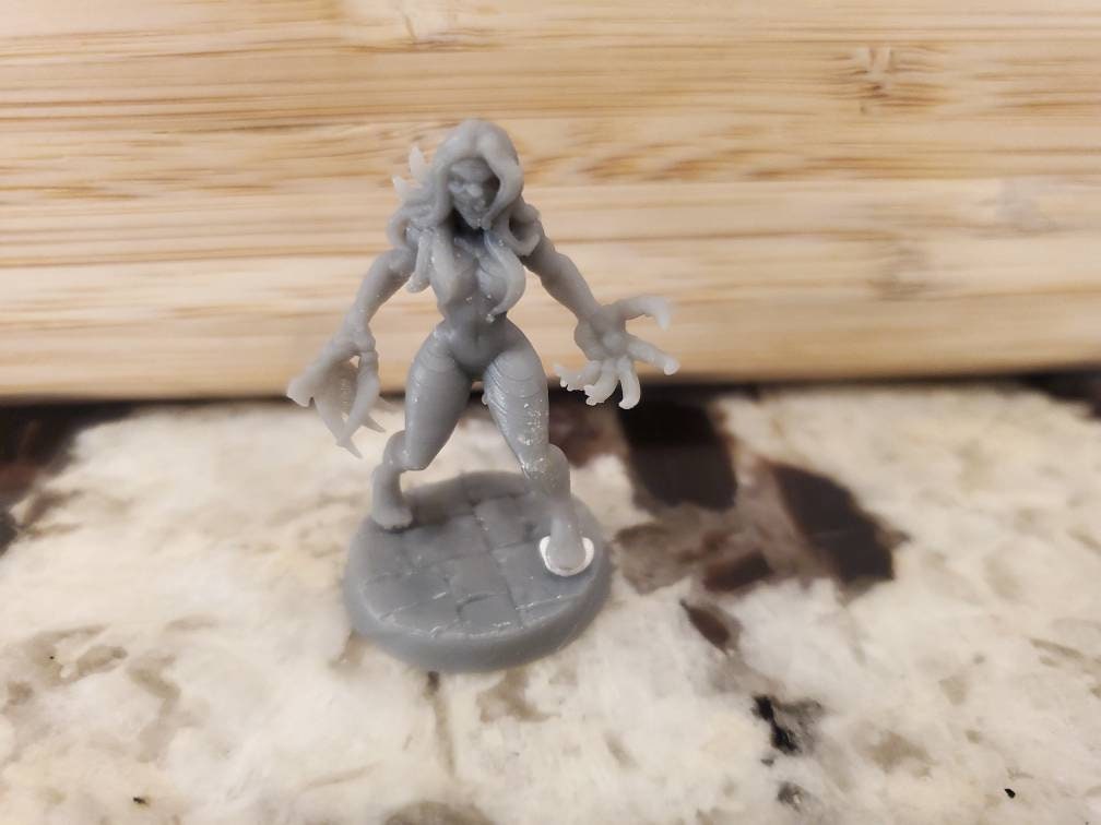 Verana - 32mm scale miniature - D&D - pathfinder - 40k - mini - RN EStudios